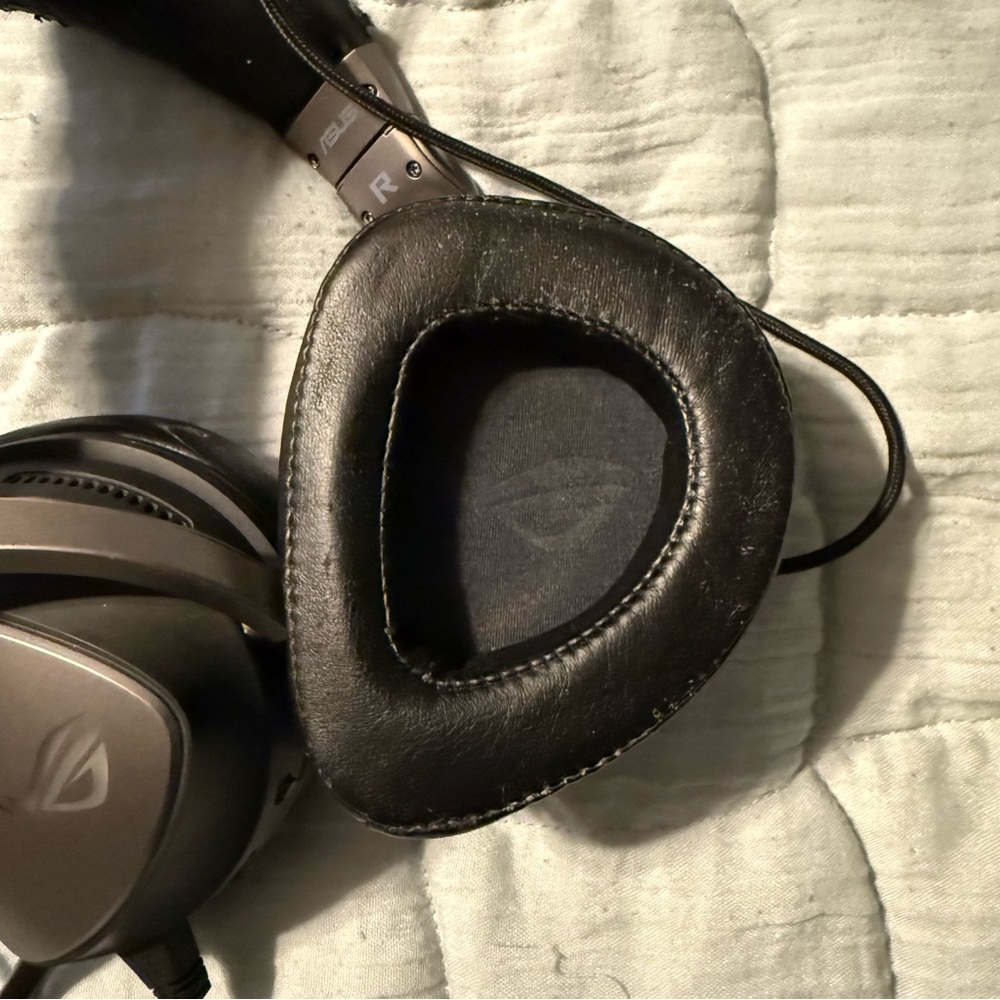 ASUS Black and Silver Computer Headset - Picture 7 of 12